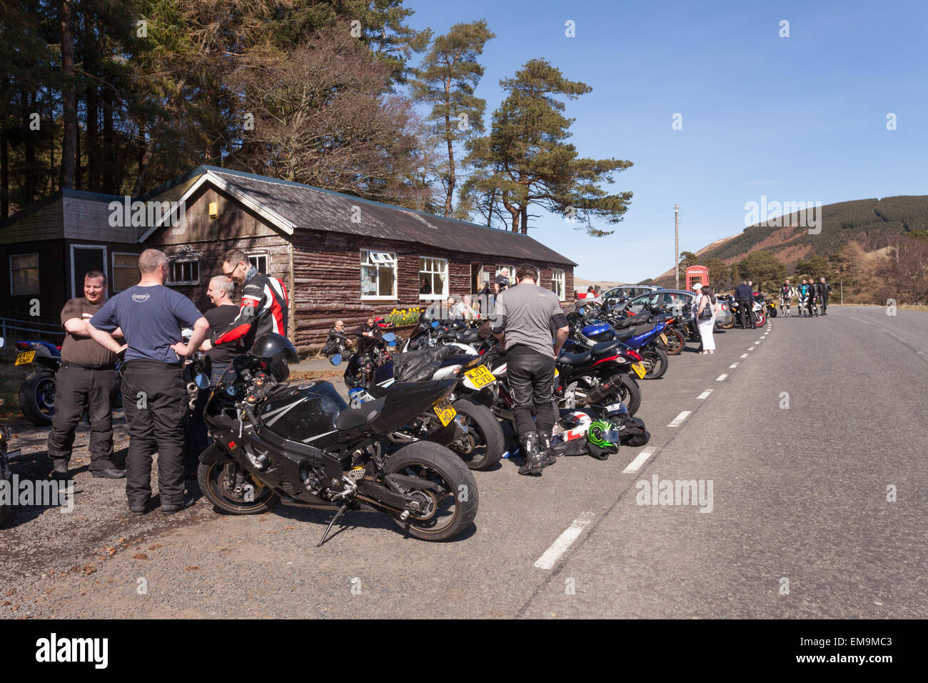 Motorradfahrer in Ruhe von einem Straßencafé, StMary Loch, Dumfries and Galloway, Schottland UK Stockfoto