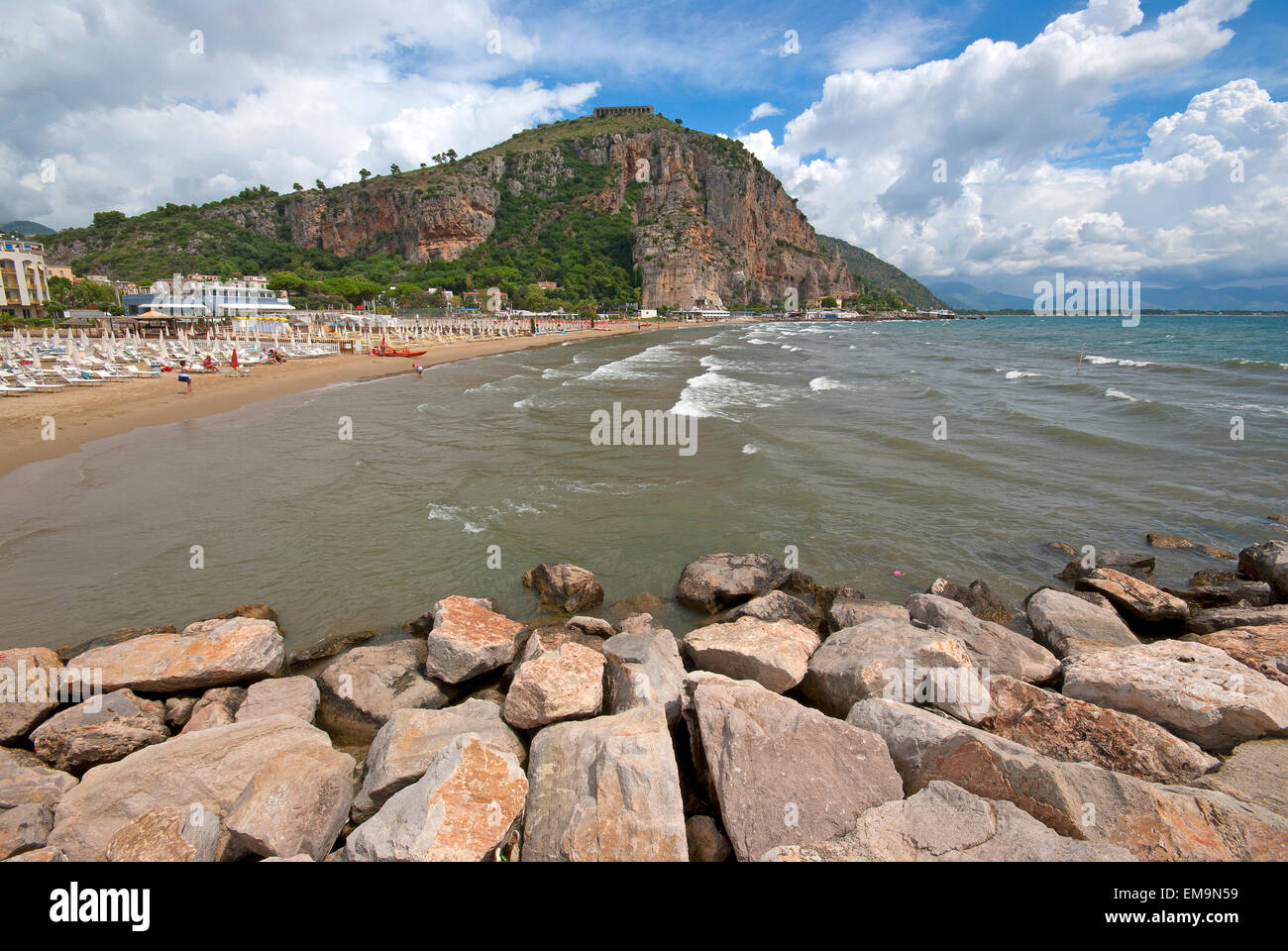 Terracina Strand und Sant'Angelo Berg mit Tempel des Jupiter Anxur (Tempio di Giove) auf der Oberseite, Latium, Italien Stockfoto
