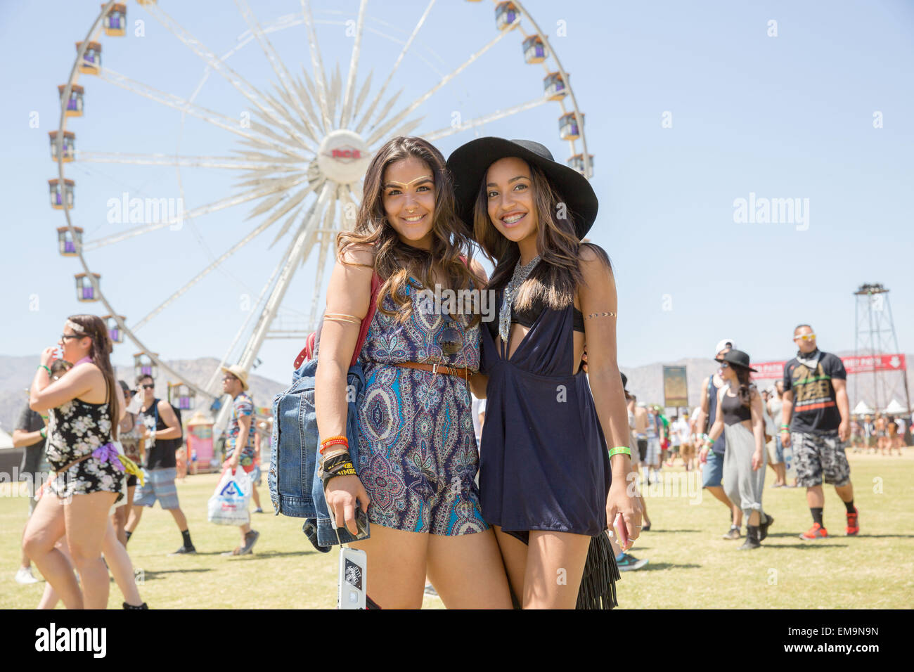 Indio, Kalifornien, USA. 17. April 2015. Fans strömen in das Gelände während der drei Tage des Coachella Music and Arts Festival im Empire Polo Club in Indio, Kalifornien Credit: Daniel DeSlover/ZUMA Draht/Alamy Live News Stockfoto