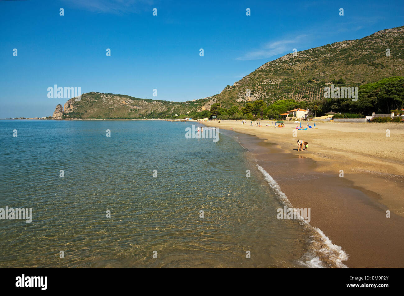 Sandstrand in der Nähe von Terracina, Lido di Fondi, auf der Rückseite das Vorgebirge des Sant'Angelo Berges, Latium, Italien Stockfoto
