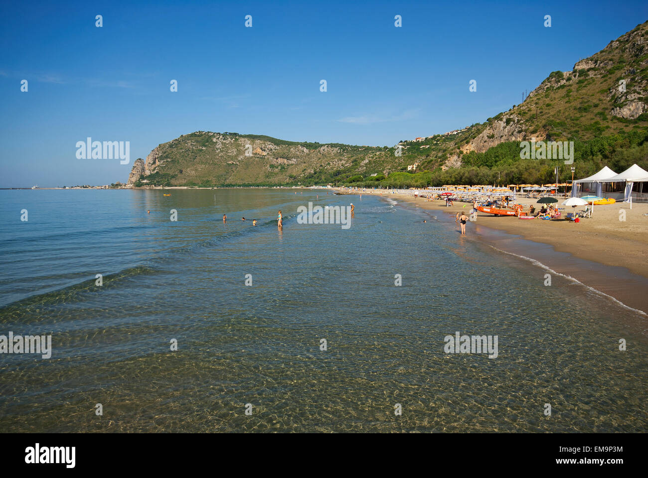 Sandstrand in der Nähe von Terracina, Lido di Fondi, auf der Rückseite das Vorgebirge des Sant'Angelo Berges, Latium, Italien Stockfoto
