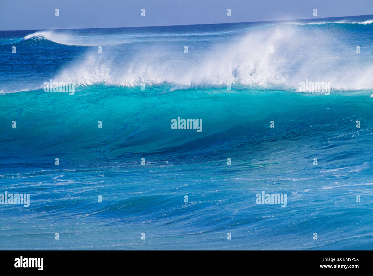 Hawaii, Türkis Wave mit Windspray fliegen aus dem Kamm. Stockfoto