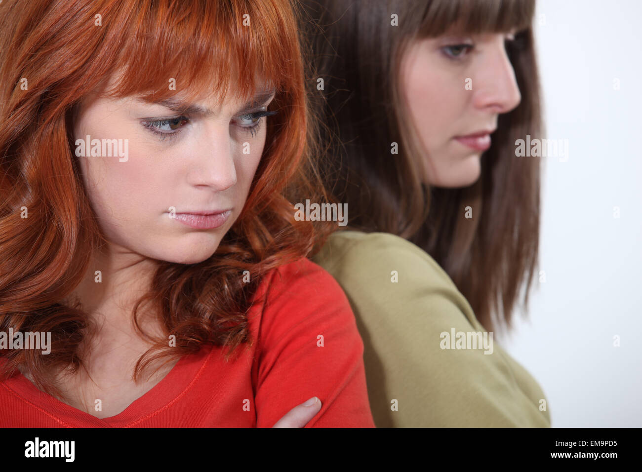 zwei Freundinnen haben einen Streit Stockfoto