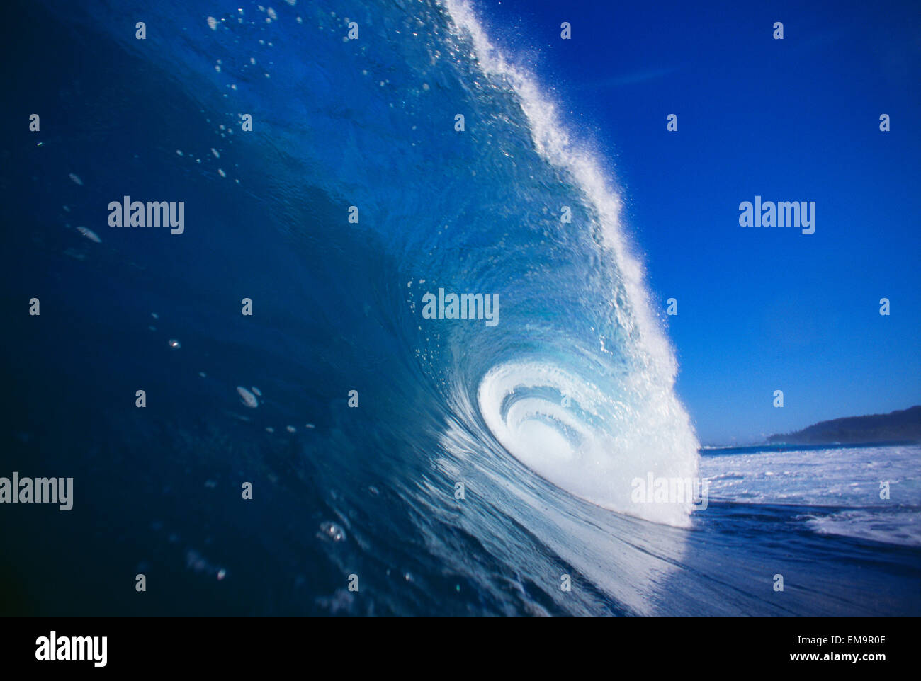 Blaue Welle Curling, Closeup Seitenansicht mit blauem Himmel. Stockfoto