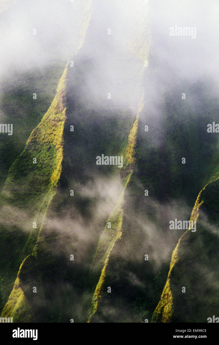Hawaii, Kauai, Na Pali Coast, Kalalau Valley, Antenne Klippen und Nebel im Tal der verlorenen Stämme Stockfoto