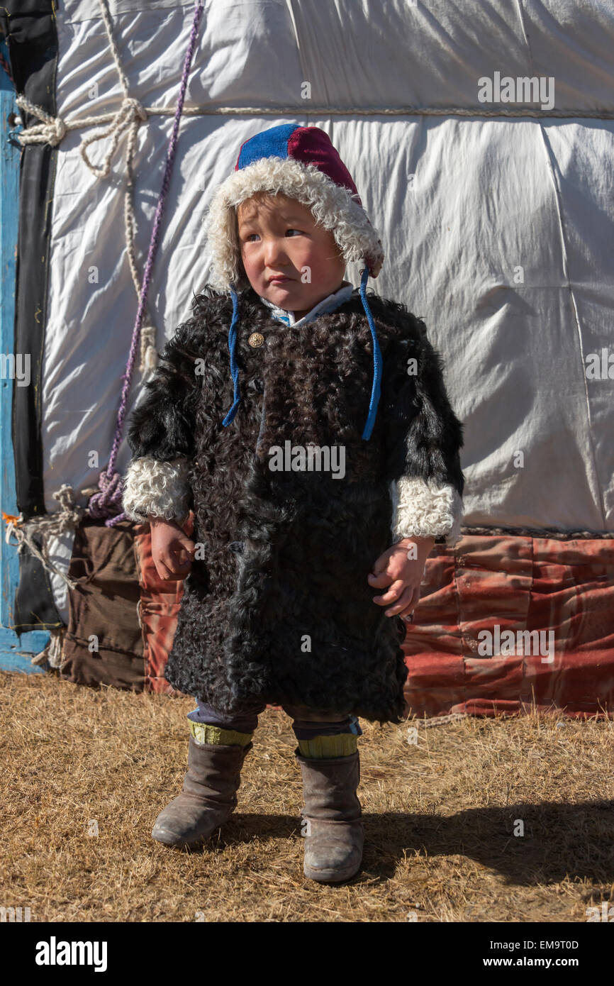 Jungen kasachischen junge Schafe Haut Fell außerhalb einer Ger, westliche Mongolei Stockfoto