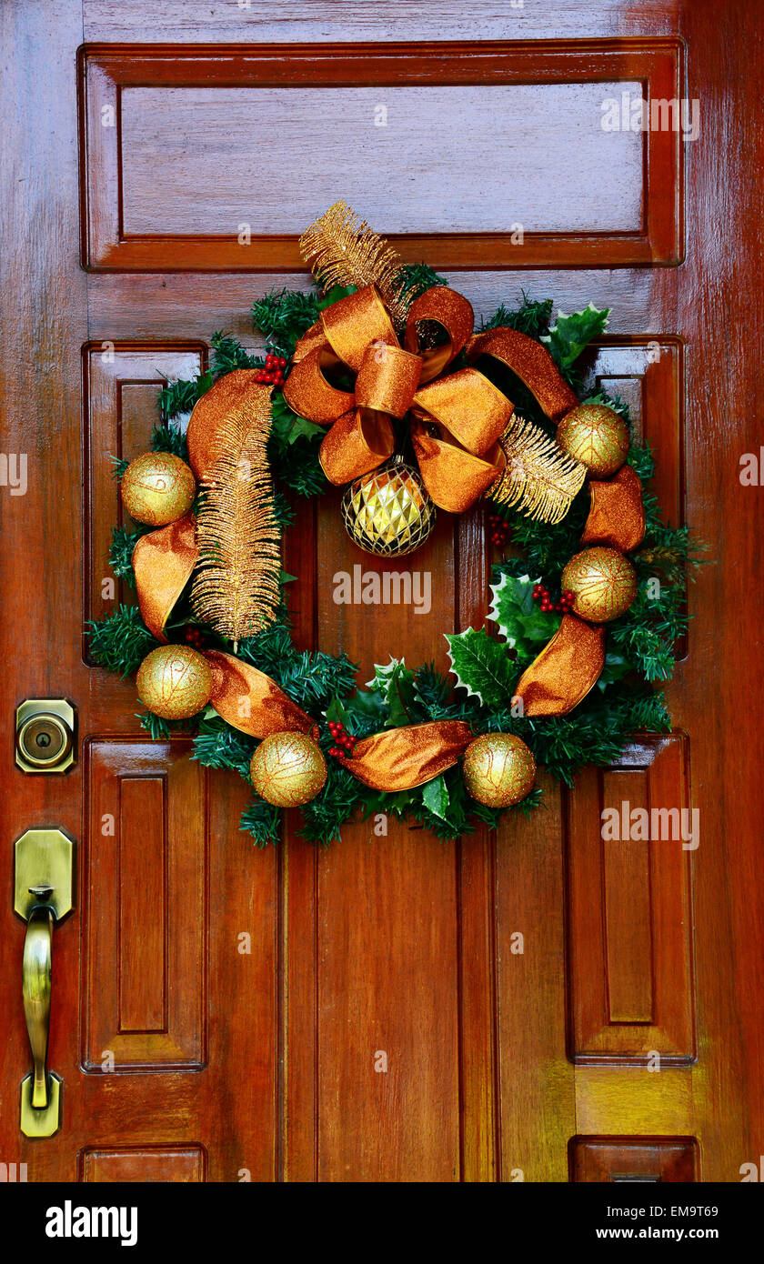 Christbaumschmuck auf eine Eingangstür eines Hauses Stockfoto