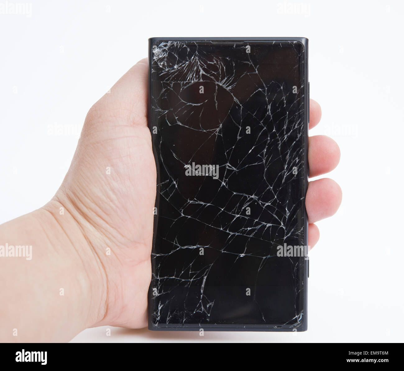 Hand, die ein Handy mit gebrochenen Bildschirm Stockfoto