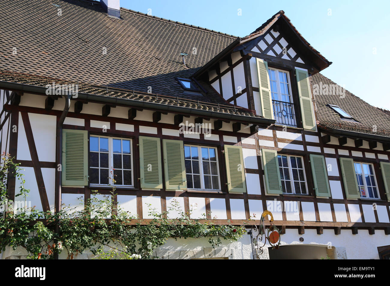 Rollladen Fenster eines Hauses in der Schweiz Stockfoto
