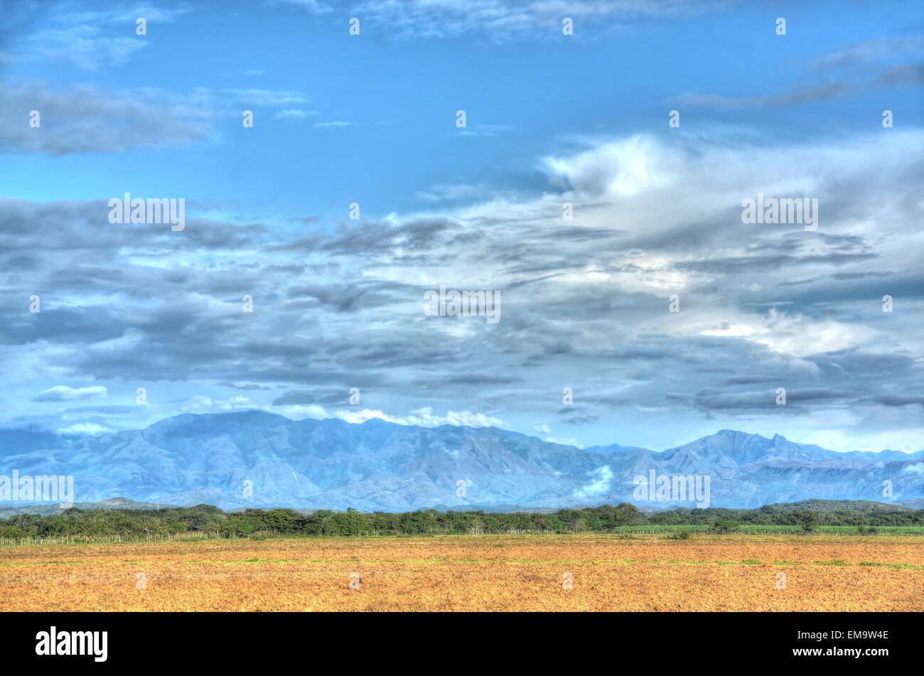 Gepflügtes Feld mit einen wunderschönen blauen Himmel und die Berge im Hintergrund in der Landschaft von Panama Stockfoto