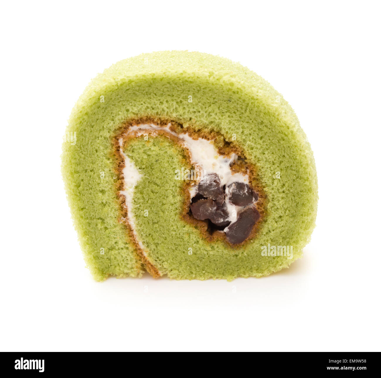 Stück leckeren Kuchen gemacht von grünem Tee und mungobohne Bean auf weißem Hintergrund Stockfoto
