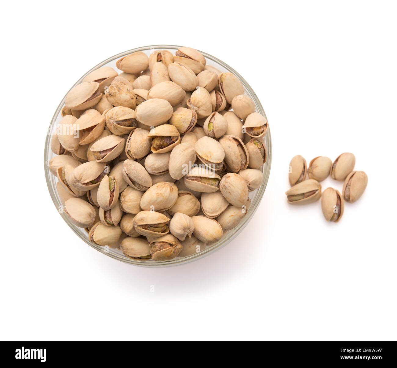 Pistazien in eine Glasschüssel auf weiß mit Beschneidungspfad, Ansicht von oben Stockfoto