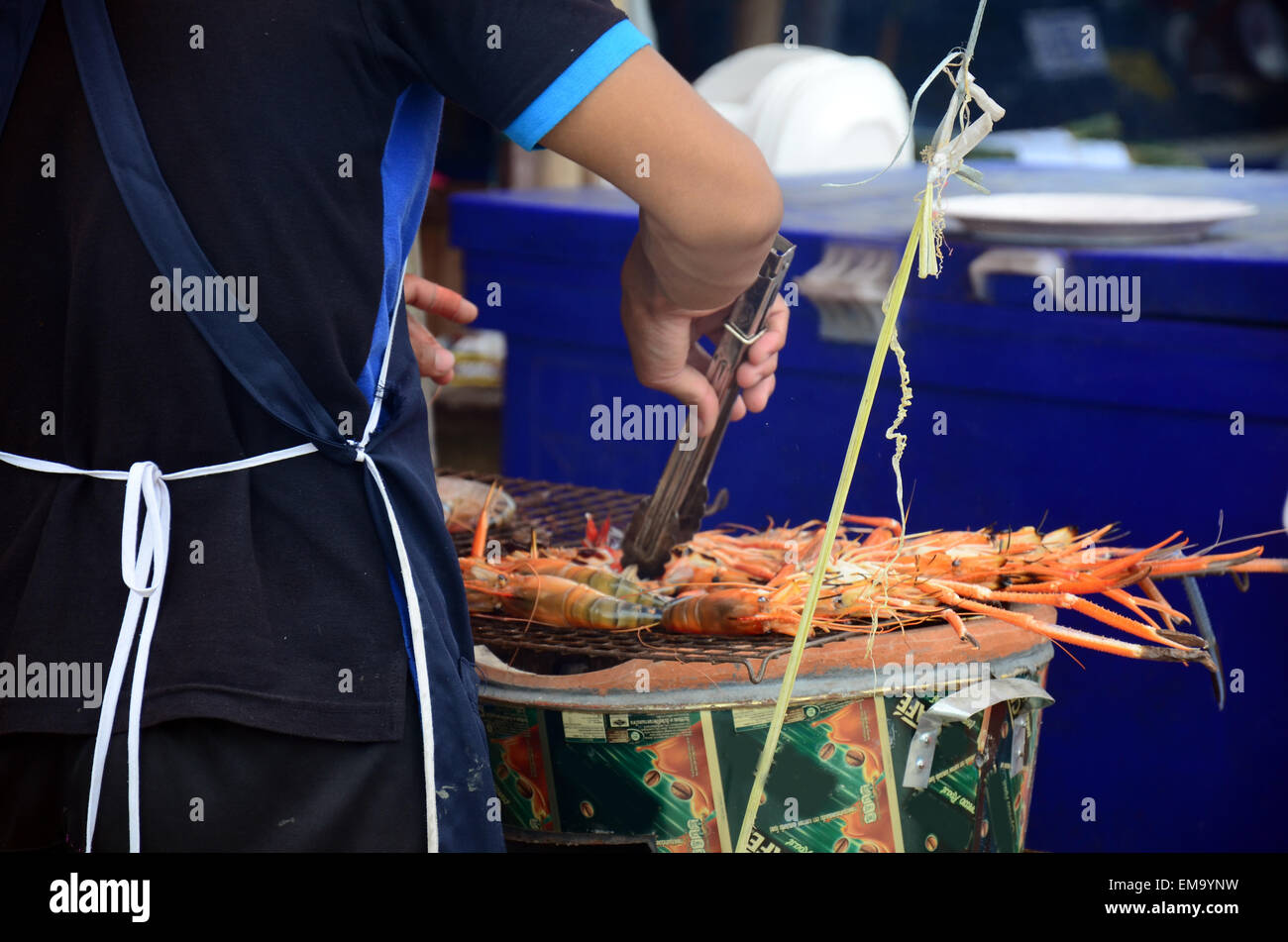 Gegrillte Garnelen auf Herd Thai-Stil zum Verkauf an Seafood Market in Bangkok Thailand. Stockfoto