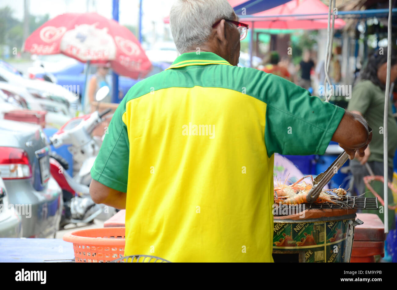 Gegrillte Garnelen auf Herd Thai-Stil zum Verkauf an Seafood Market in Bangkok Thailand. Stockfoto