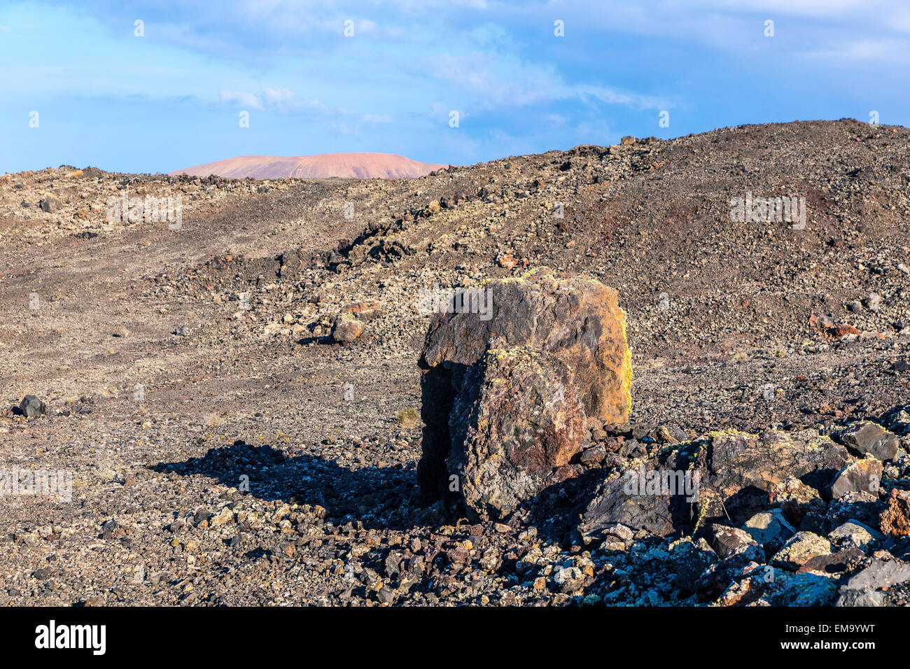 Vulkanische Bombe vor Vulkan Montana Colorada in Lanzarote, Kanarische Inseln, Spanien Stockfoto