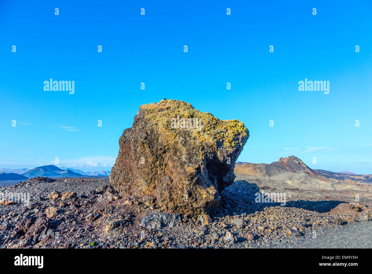 Vulkanische Bombe vor Vulkan Montana Colorada in Lanzarote, Kanarische Inseln, Spanien Stockfoto