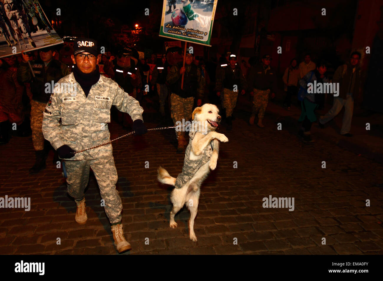 La Paz, Bolivien, 17. April 2015. Ein Polizei-Hundeführer und seinen Hund nehmen Teil an einer Demonstration zu verlangen, die die Regierung Pässe Gesetze zum Schutz der Tiere vor Missbrauch und Erhöhung der Strafen für diejenigen der Grausamkeit gegenüber Tieren schuldig. Bildnachweis: James Brunker / Alamy Live News Stockfoto