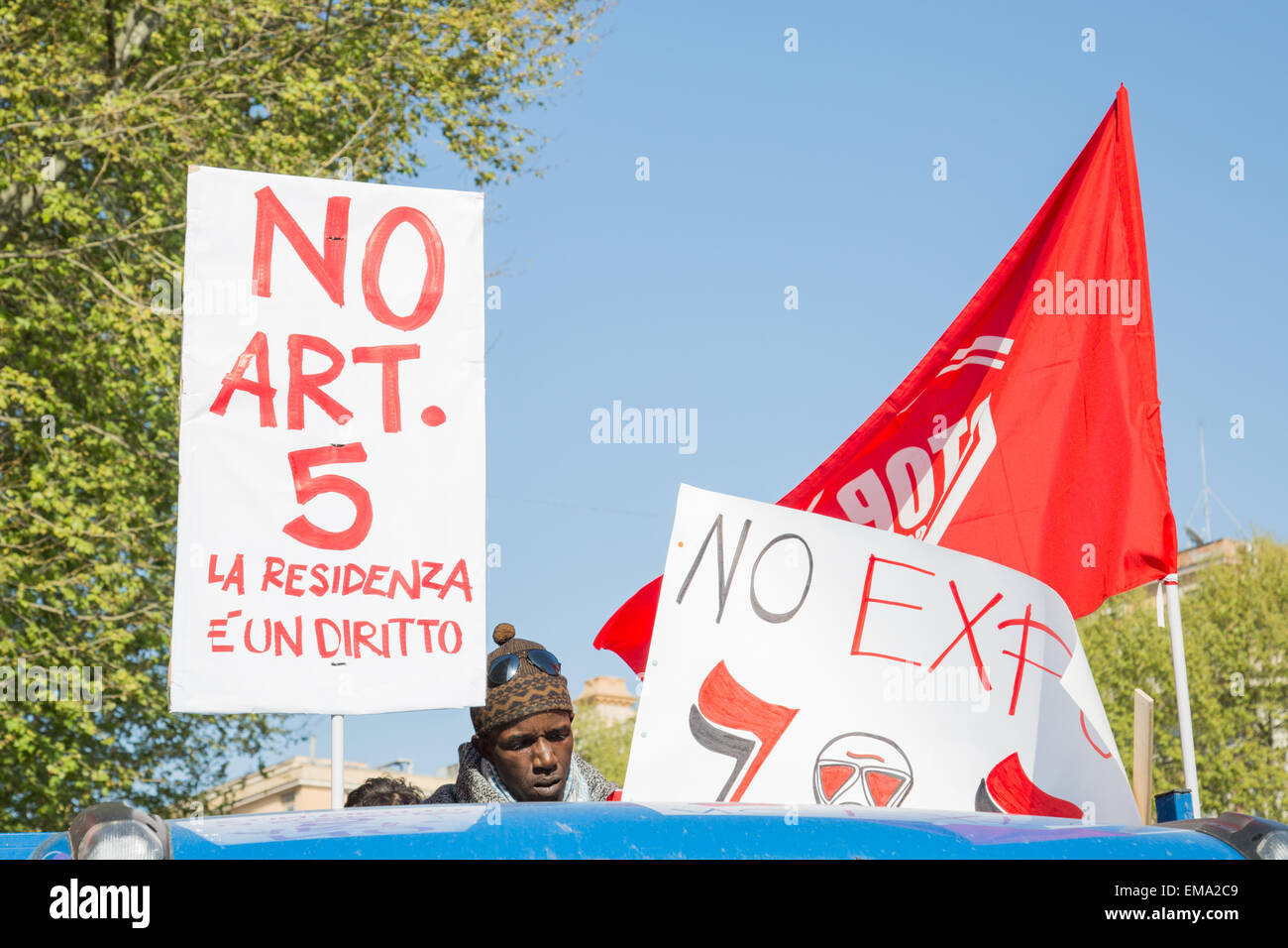 Rom, Italien. 17. April 2015. Bewegungen für die Heimat Rechte zurück auf der Straße. Die Demonstration des "Movimento per il Diritto alle" Abitare"marschierten die Straßen des Stadtzentrums in Rom. Bildnachweis: Davide Fracassi/Pacific Press/Alamy Live-Nachrichten Stockfoto