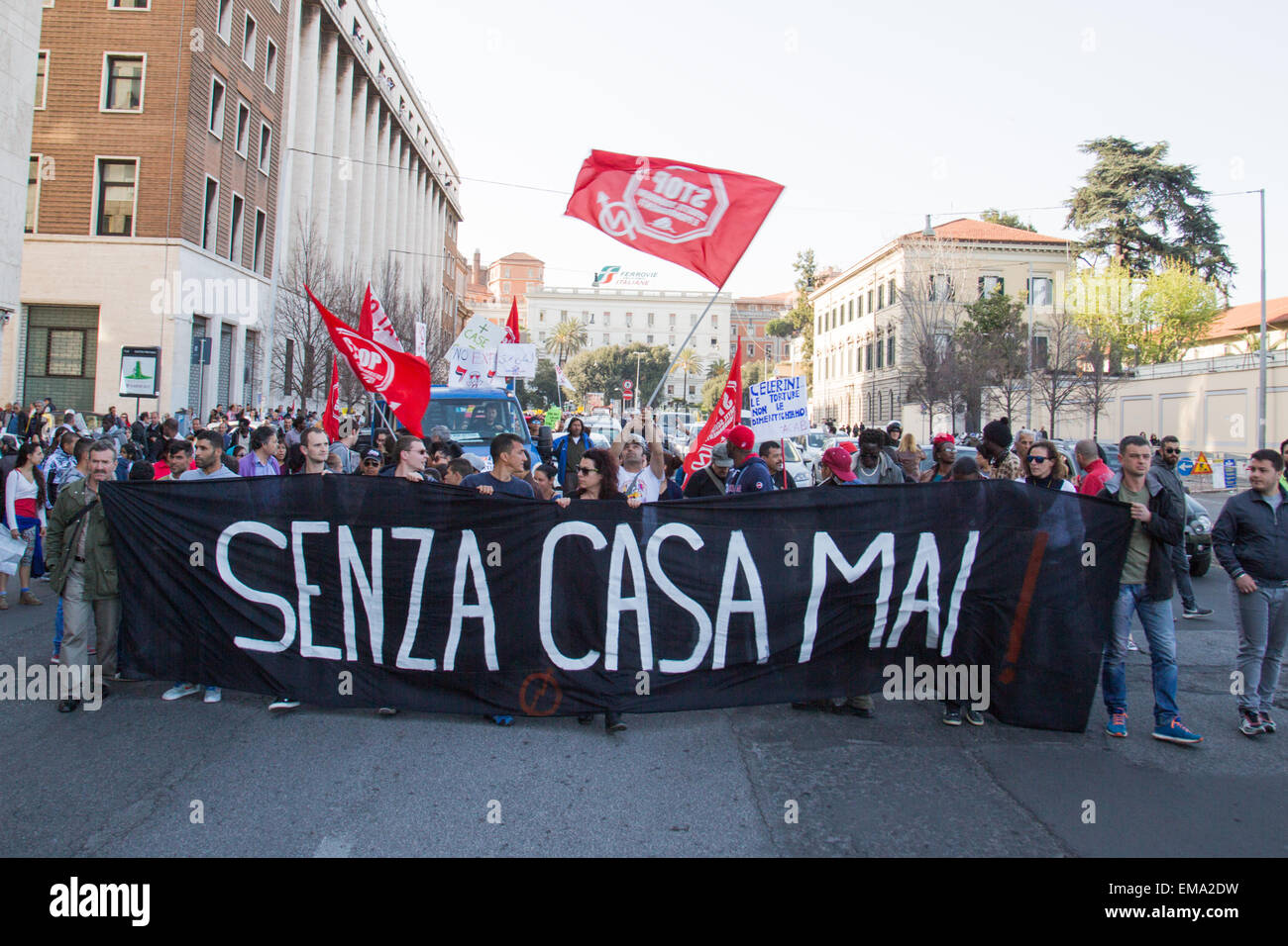 Rom, Italien. 17. April 2015. Bewegungen für die Heimat Rechte zurück auf der Straße. Die Demonstration des "Movimento per il Diritto alle" Abitare"marschierten die Straßen des Stadtzentrums in Rom. Bildnachweis: Davide Fracassi/Pacific Press/Alamy Live-Nachrichten Stockfoto