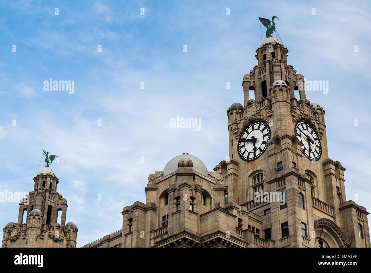 Blauer Himmel über das Royal Liver Building in Liverpool. Stockfoto