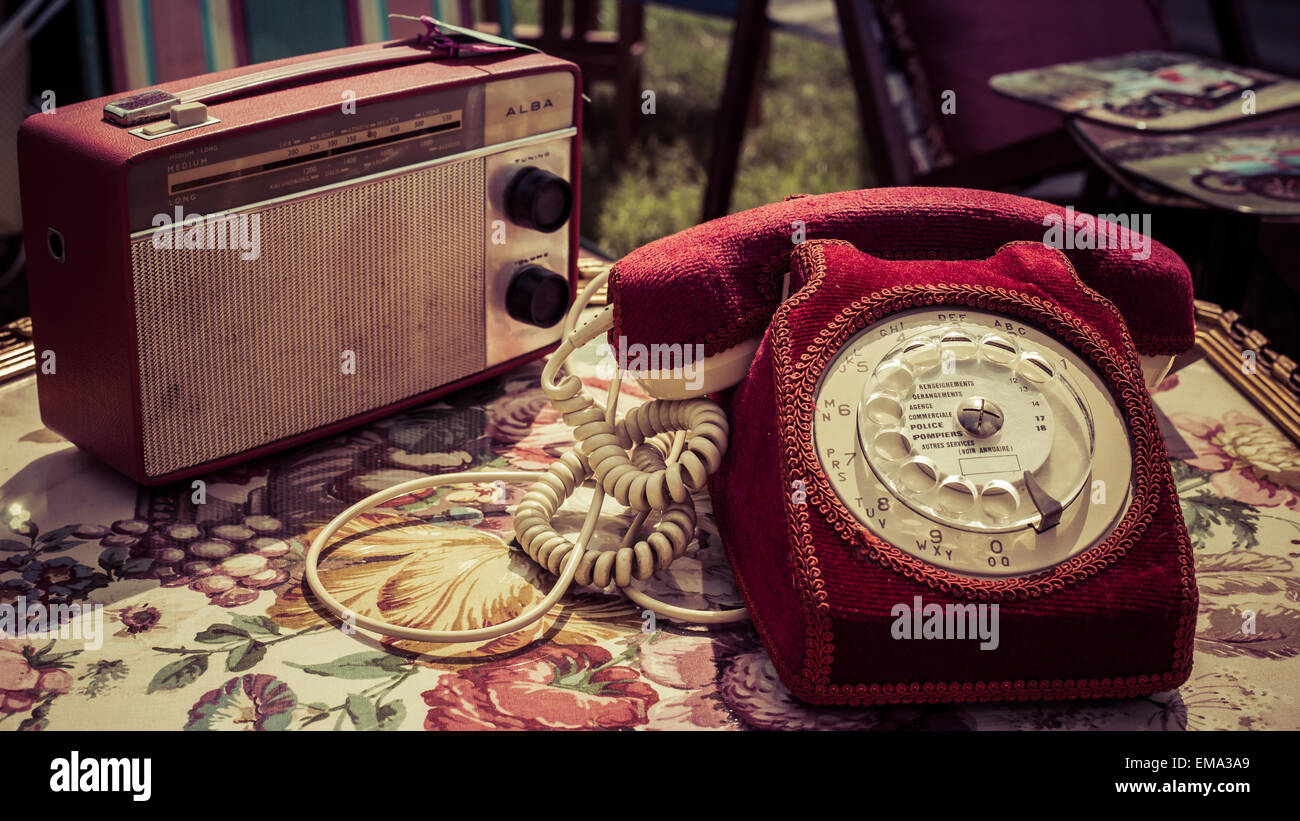 Ein roter samt Telefon und Retro Radio auf floral Tischdecke in einem  Oldtimer Land zeigen, Stockton, Salisbury, Wiltshire UK Stockfotografie -  Alamy