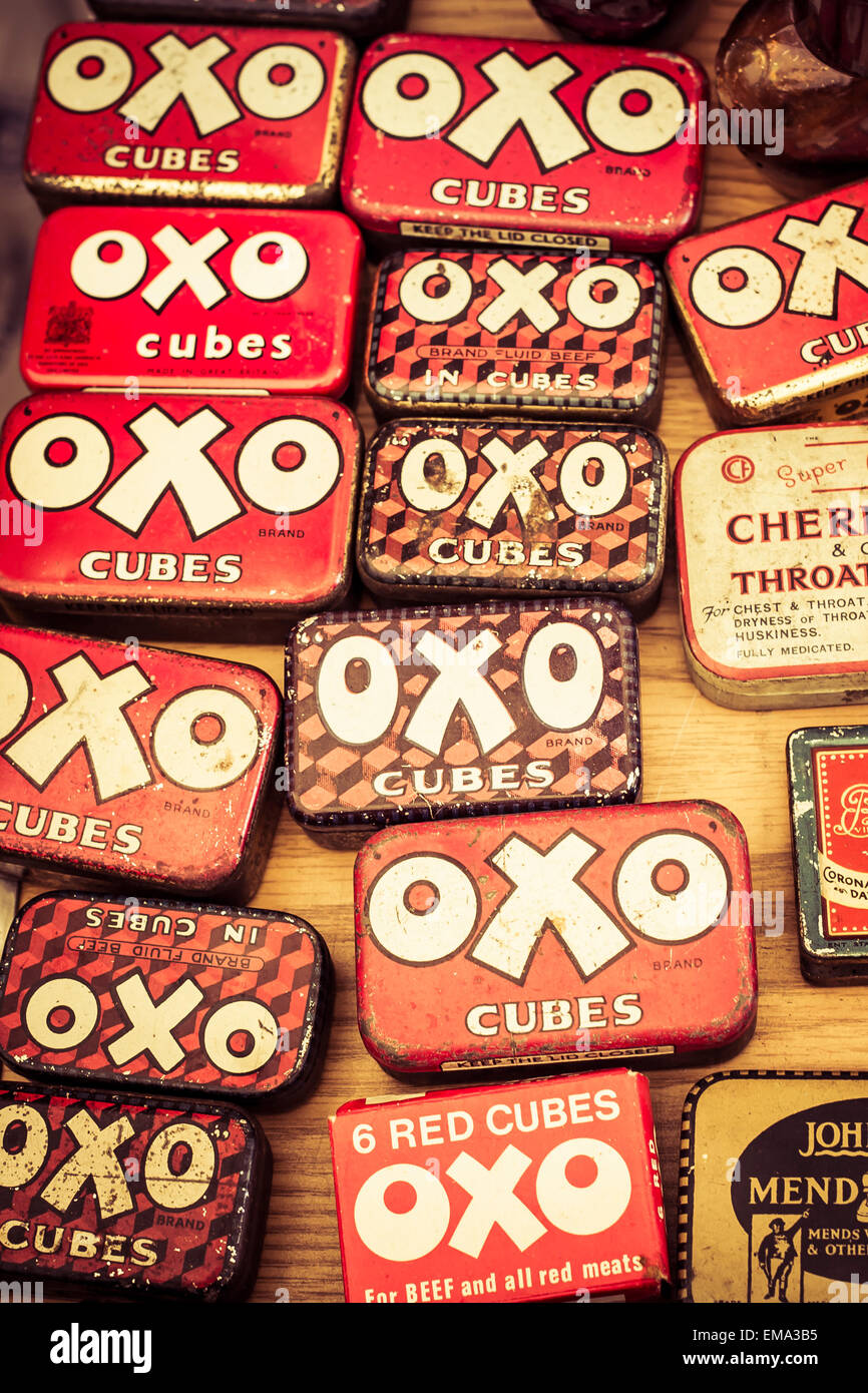 Eine Sammlung von Vintage Oxo-Cube-Dosen bei einer Oldtimer-show Stockfoto