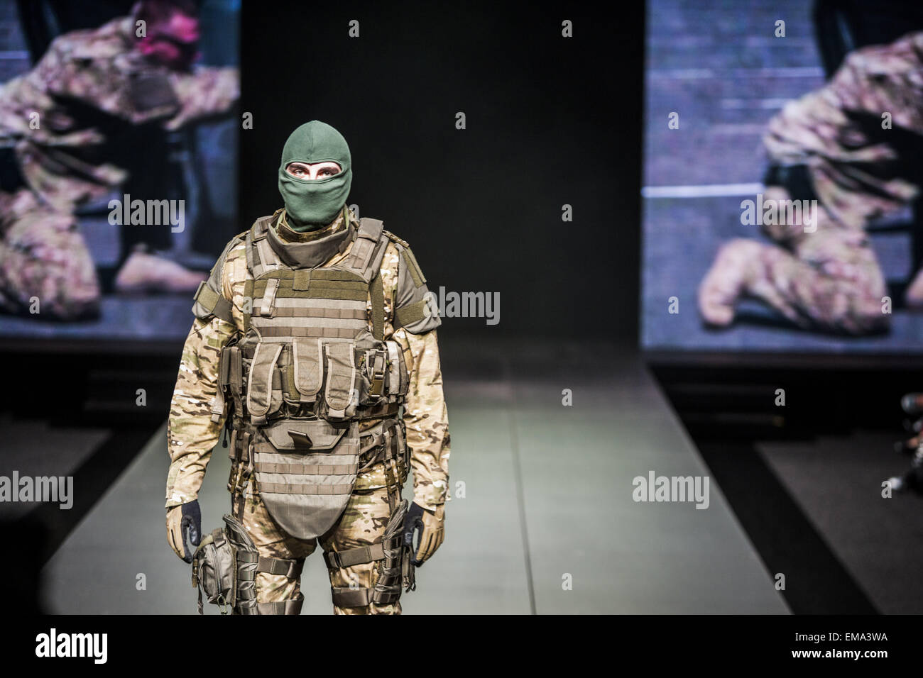 Lodz, Polen. 17. April 2015. Modell mit einer kompletten Soldat Schlacht ermüdet während der Modenschau für Uniformen. © Celestino Arce/ZUMA Wire/ZUMAPRESS.com/Alamy Live-Nachrichten Stockfoto