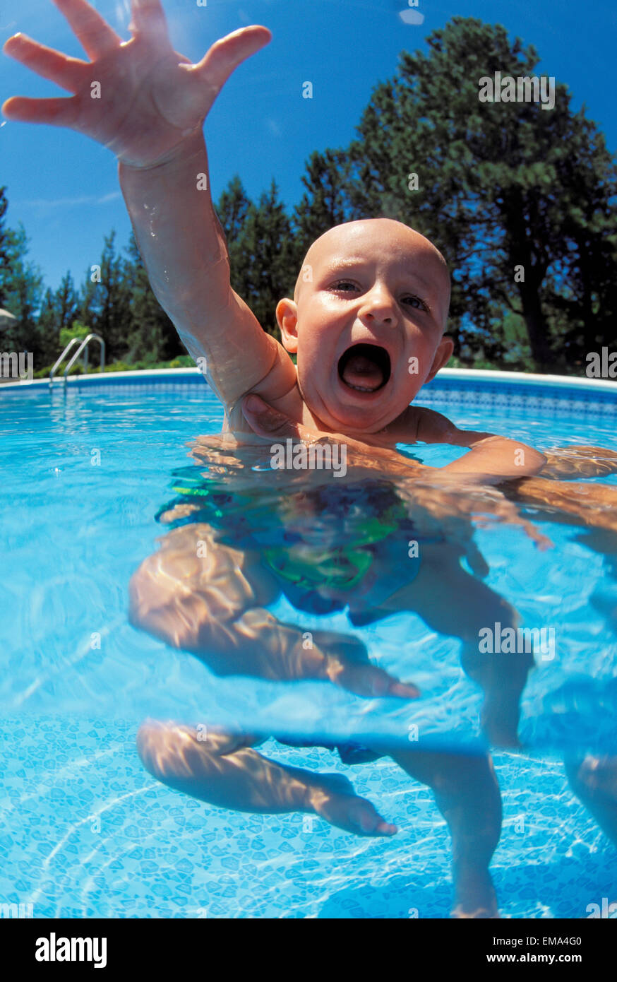 Schreien kahl Baby im Schwimmbad, im Besitz Erwachsene erreichen für Kamera Stockfoto