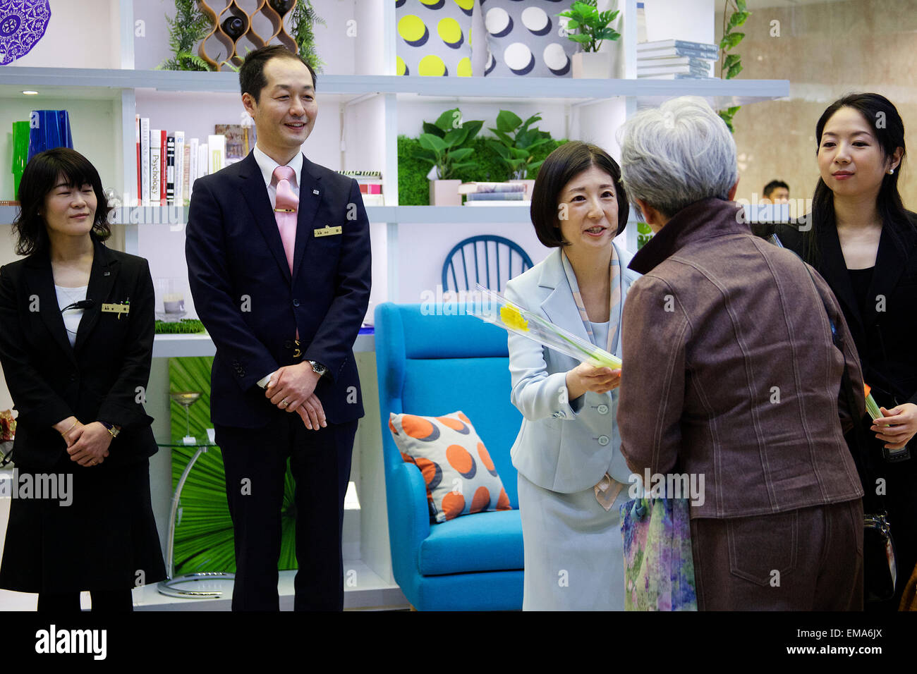 Kumiko Otsuka CEO von IDC Otsuka Kagus Ltd. gibt Blumen an den Kunden mit dem Personal an der Eröffnungsfeier der Otsuka Möbelkette großen Dank Verkauf ihrer Shinjuku im Showroom am 18. April 2015, Tokio, Japan. IDC Otsuka Kagus Ltd. läuft ein großer Dank Verkauf von April 18. bis 30. bei Kunden nach dem internen Konflikt zwischen der Gründer und Vorsitzende Katsuhisa Otsuka und seine älteste Tochter, Kumiko Otsuka entschuldigen, aktuelle CEO von IDC Otsuka Kagus Ltd. Kumiko, die Präsident im März 2008 wurde im Juli 2014 entfernt war, aber kehrte als Präsident nach einem Sturz Unternehmen Umsatz. Im März 2 Stockfoto