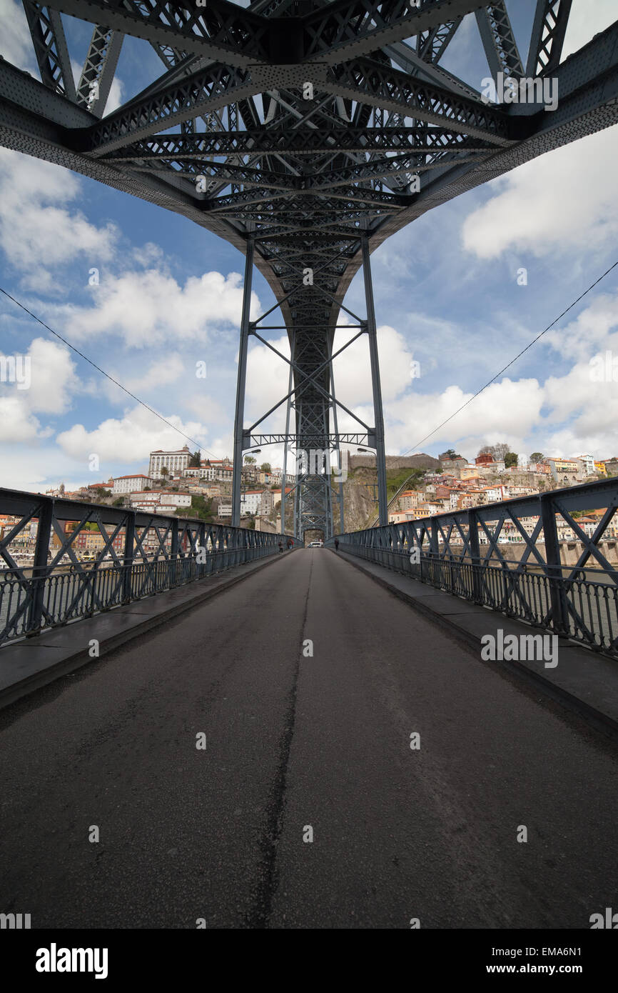 Straße im unteren Stock des Ponte Luiz Bogenbrücke ich in Porto, Portugal. Stockfoto