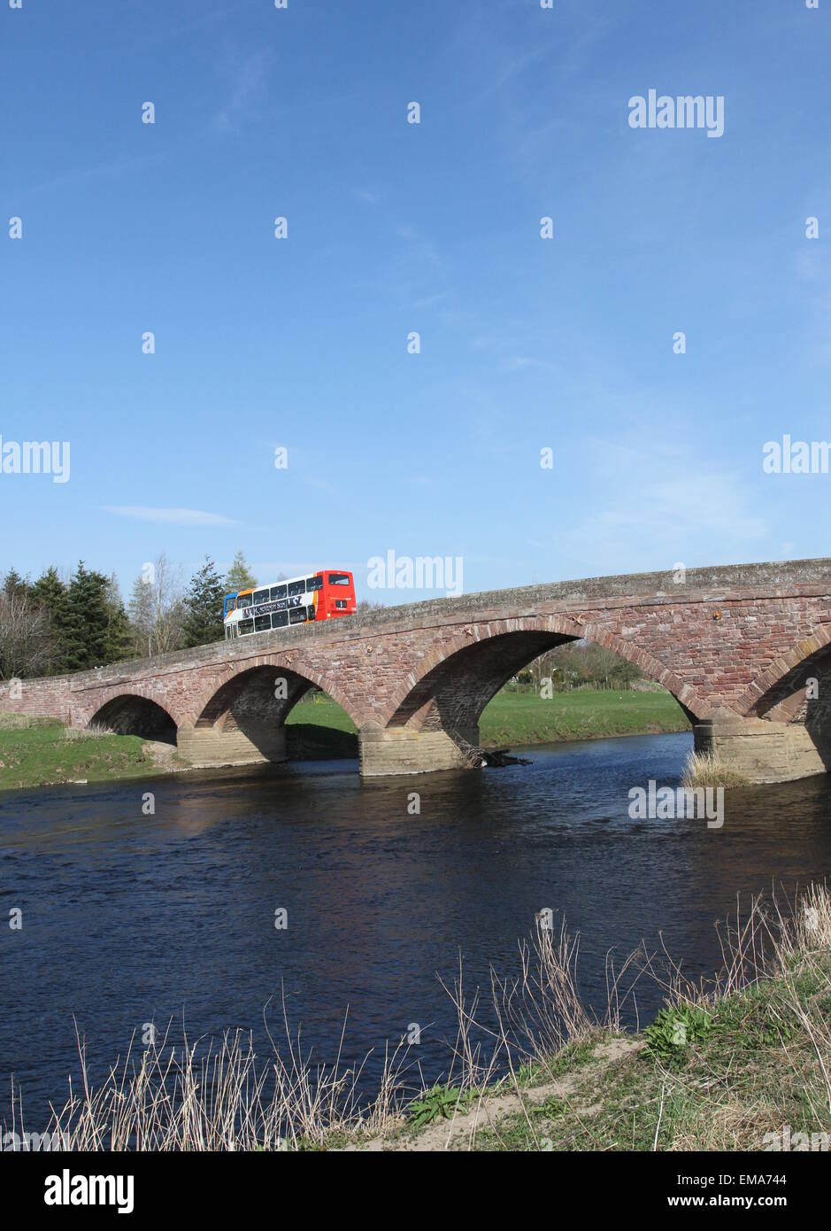 Stagecoach Bus überqueren Brücke über den Fluss isla Coupar Angus Schottland april 2015 Stockfoto