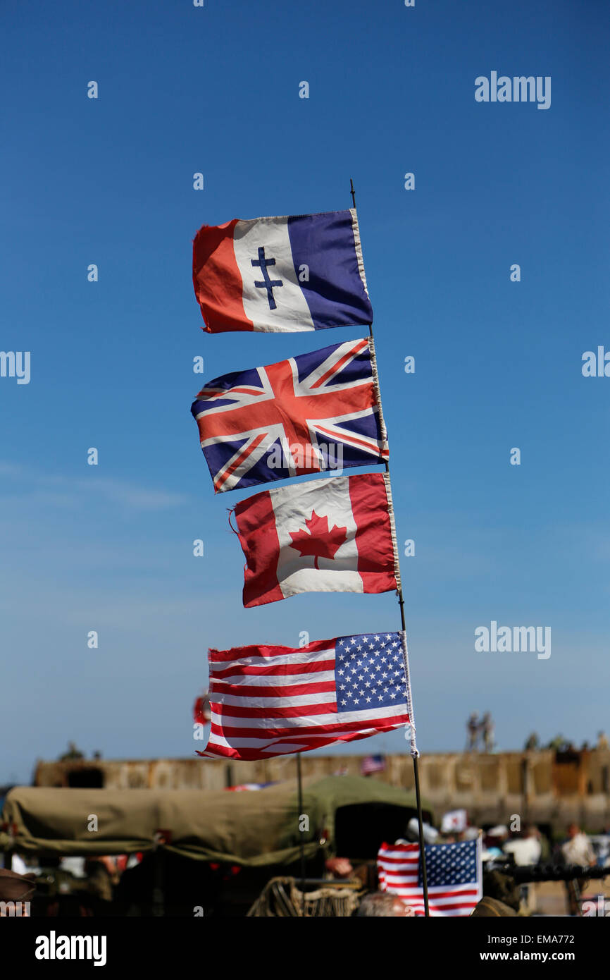 Vier Nationen Flaggen (Frankreich, Großbritannien, Kanada, USA) fest auf einem WW2-Oldtimer in Arromanche DDay Jubiläum Stockfoto