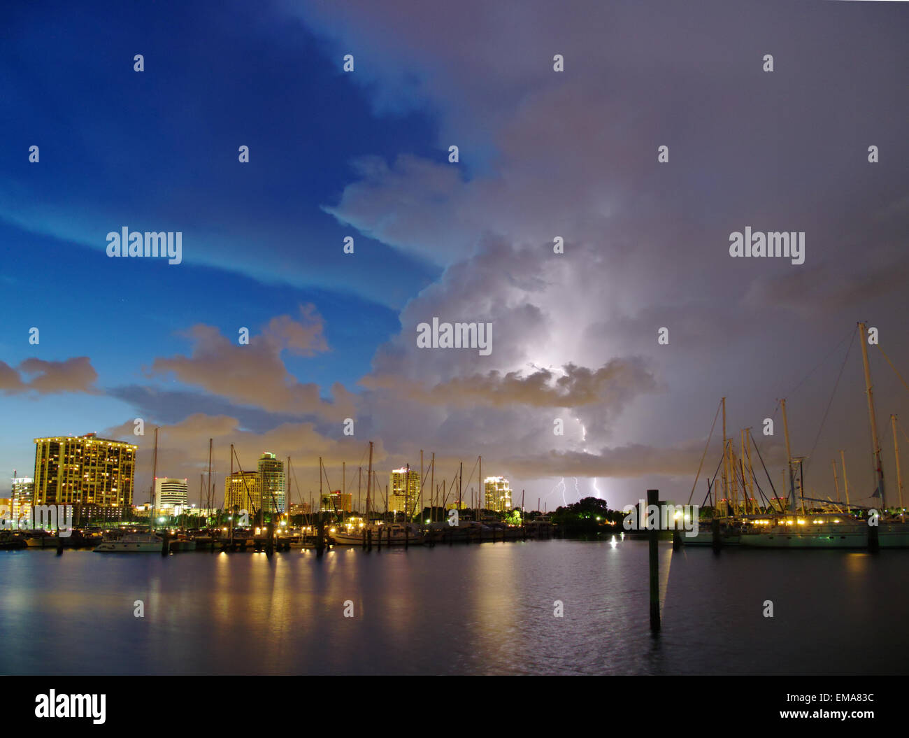 Ein Blitzschlag, gefangen am Abend in der Marina in St. Petersburg, Florida. Stockfoto