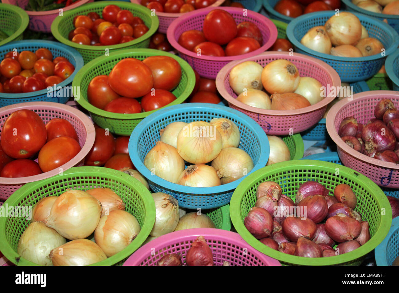 Schalen aus Tomaten und Zwiebeln In einen thailändischen Markt zu verkaufen Stockfoto