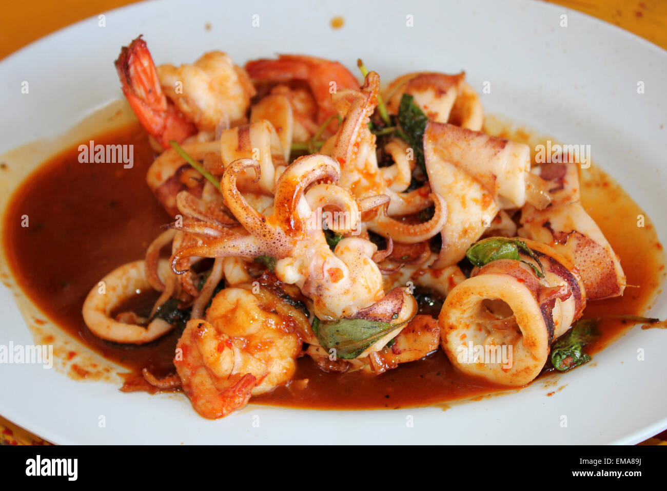 Thailändisches Gericht Tintenfisch In würziger Chili & Fisch-Sauce Stockfoto