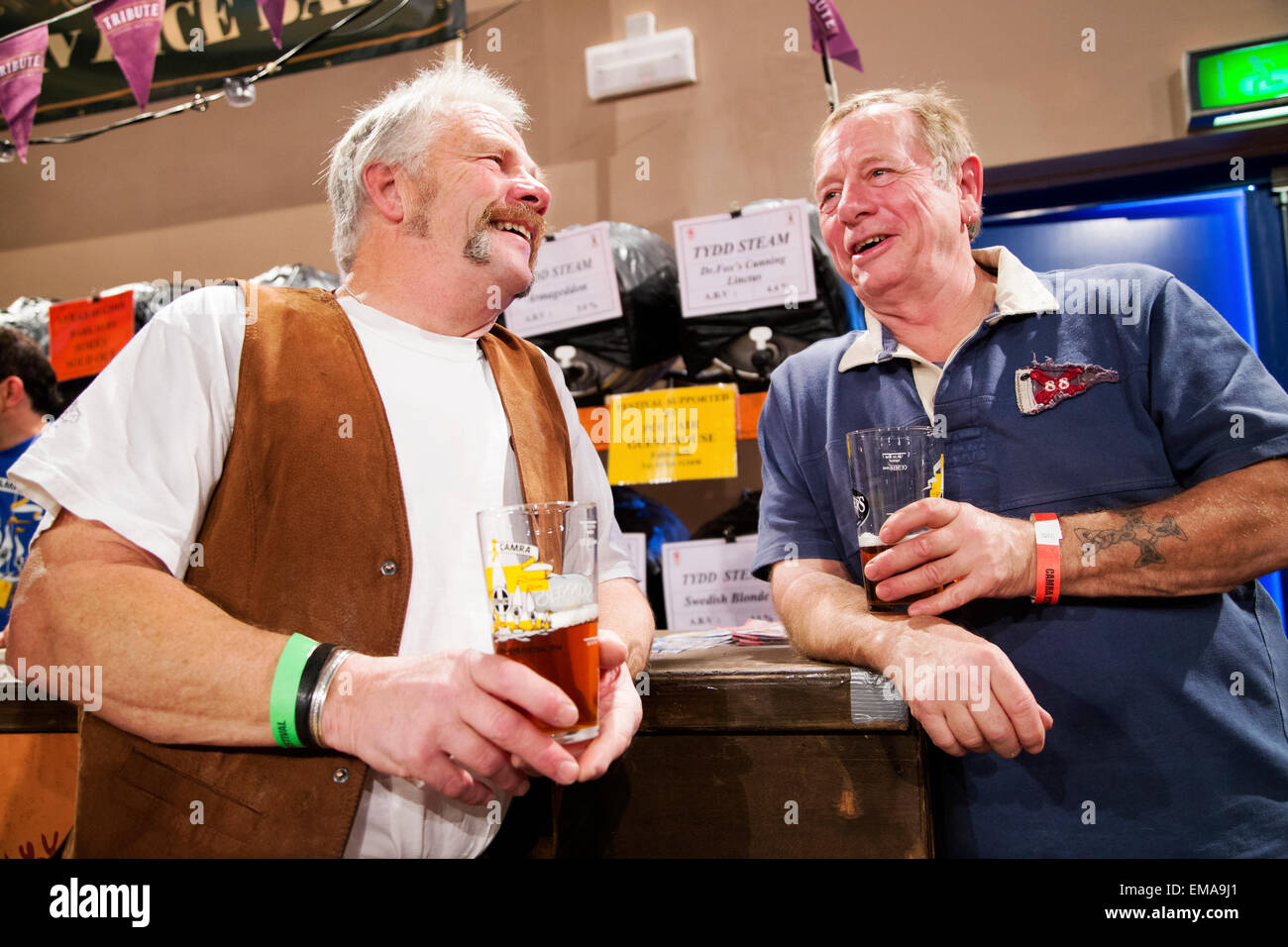 Zwei Herren in Licht, komische Geplänkel beim Bier/Apfelwein trinken und genießen die Veranstaltung Stockfoto