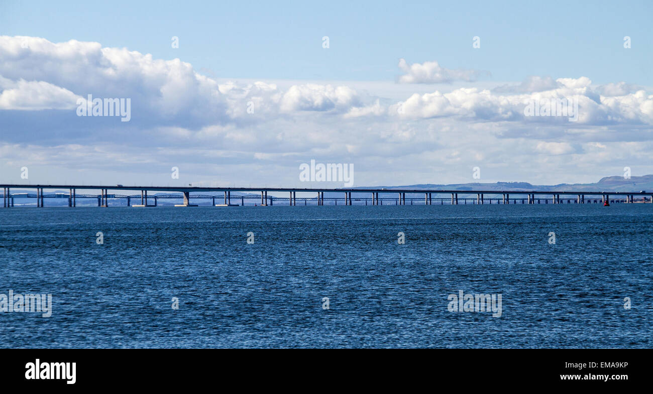 Blick auf die 1960er Jahre Tay Straßenbrücke und 1800 spanning Tay Eisenbahnbrücke über den Fluss Tay in Dundee, Großbritannien Stockfoto