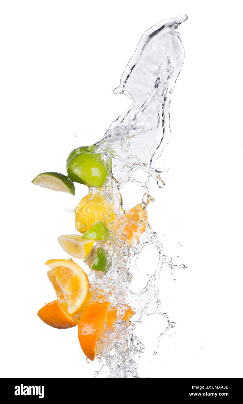 Frische Limetten, Zitronen und Orangen mit Spritzwasser isoliert auf weißem Hintergrund Stockfoto