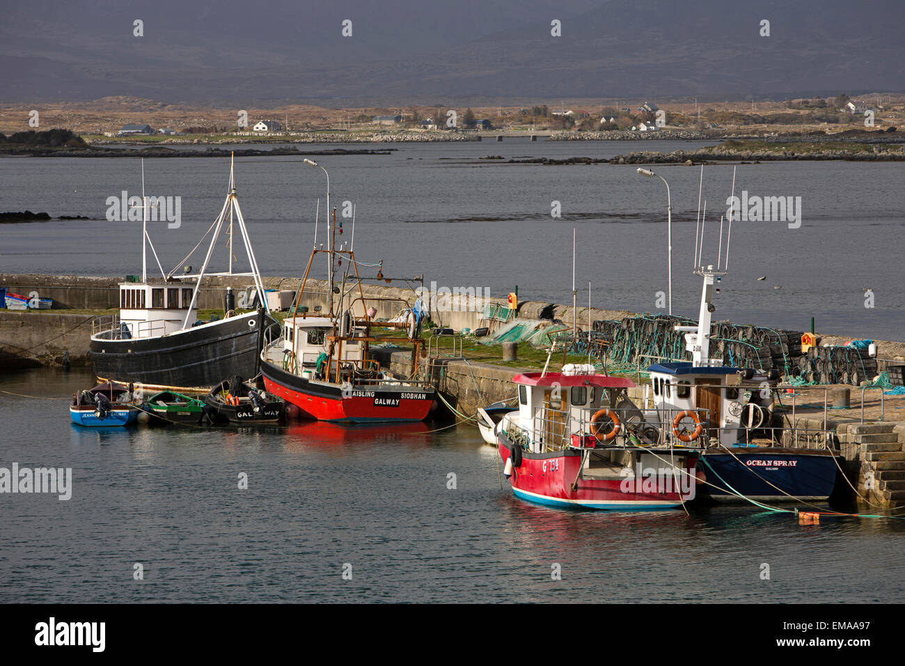 Irland, Co. Galway, Connemara, Roundstone Dorf Angelboote/Fischerboote vertäut im Hafen Stockfoto