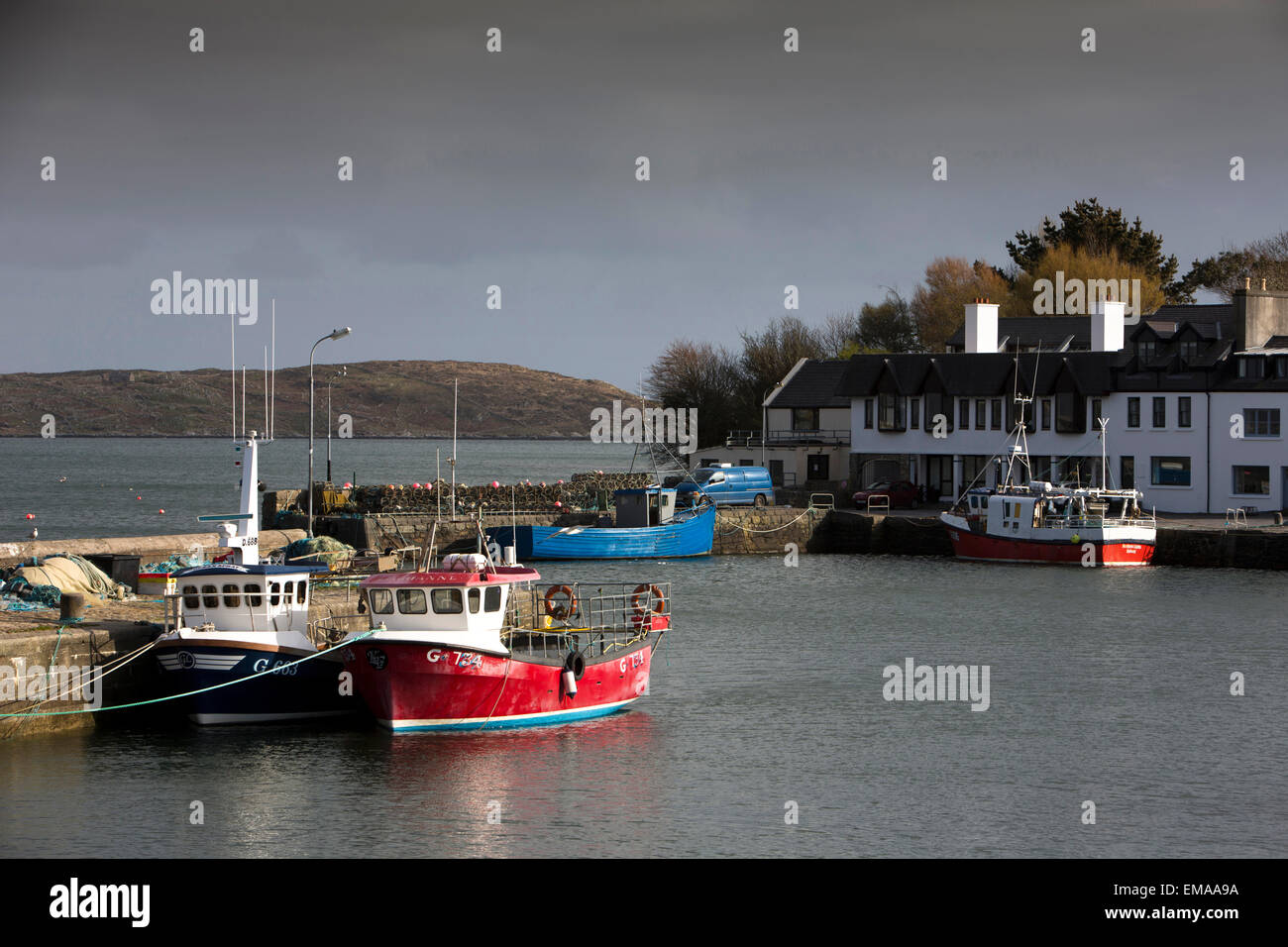 Irland, Co. Galway, Connemara, Roundstone Dorf Angelboote/Fischerboote vertäut im Hafen Stockfoto