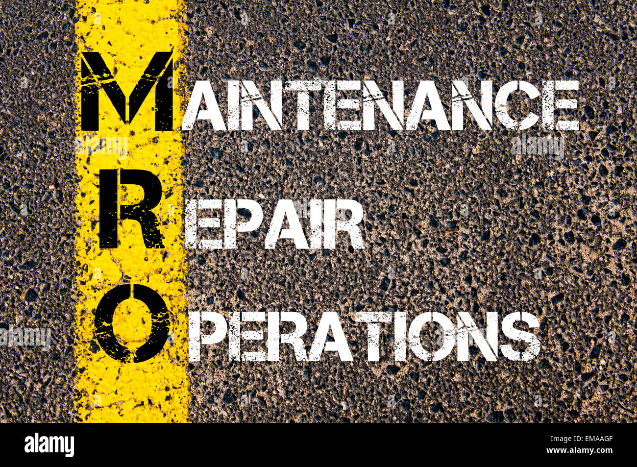 Geschäft Abkürzung MRO - Wartung, Reparatur und Betrieb. Gelbe Farbenlinie auf der Straße gegen Asphalt Hintergrund. Konzeptbild Stockfoto