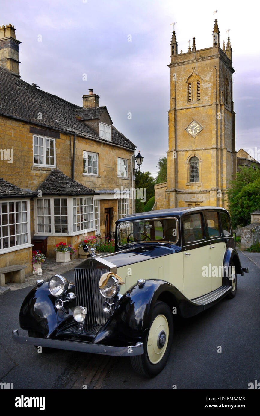 Vintage Rolls-Royce Motorcar und Kirche Turm in Blockley, Gloucestershire, England Stockfoto