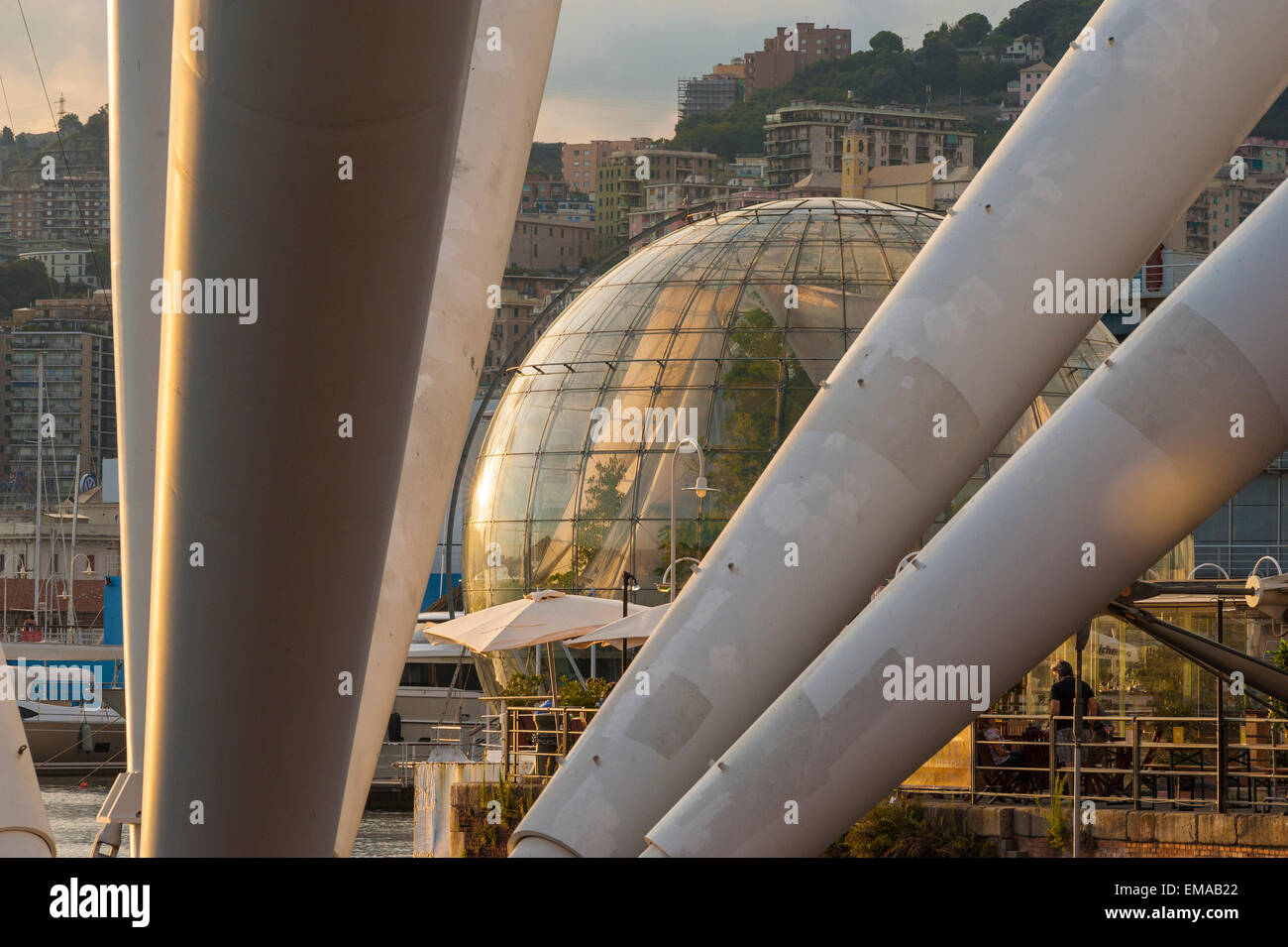 Genua Bigo Biosphäre, Ansicht der Biosfera gelegen hinter dem massiven Verstrebungen von Il Bigo im Hafen von Genua, Genua, Italien. Stockfoto