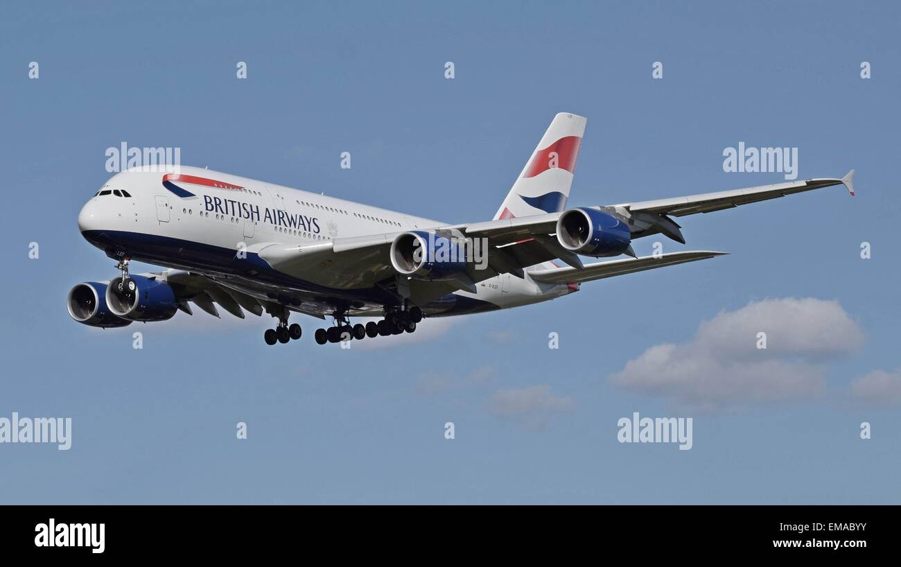 Der British Airways Airbus A380 (G-XLEF) landet am Flughafen London Heathrow. Die A380 ist ein doppelstöckiges Großraumflugzeug für internationale Langstreckenflüge und ist bekannt für seine hohe Passagierkapazität. Stockfoto