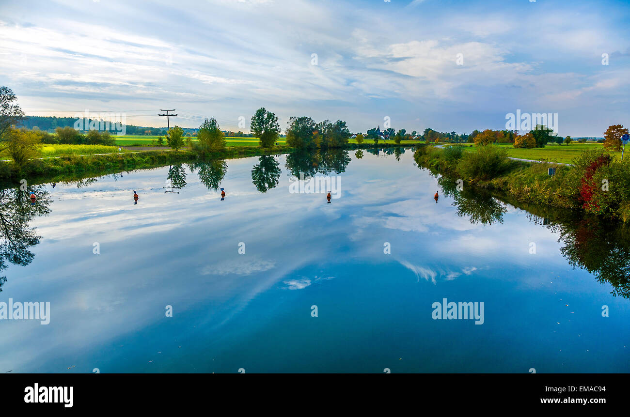 Reflexion der Bäume im Fluss tauber Stockfoto