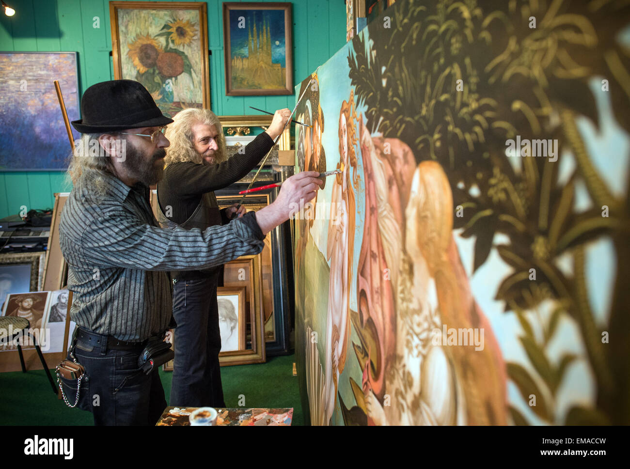 Berlin, Deutschland. 9. April 2015. Eugen (L) und Michael Posin, zwei von den drei Brüdern Posin, arbeiten an der Fälschung des Gemäldes "Die Geburt der Venus" von Sandro Botticeli in ihrer Berliner Kunstsalon in Berlin, Deutschland, 9. April 2015. Foto: PATRICK PLEUL/Dpa/Alamy Live News Stockfoto