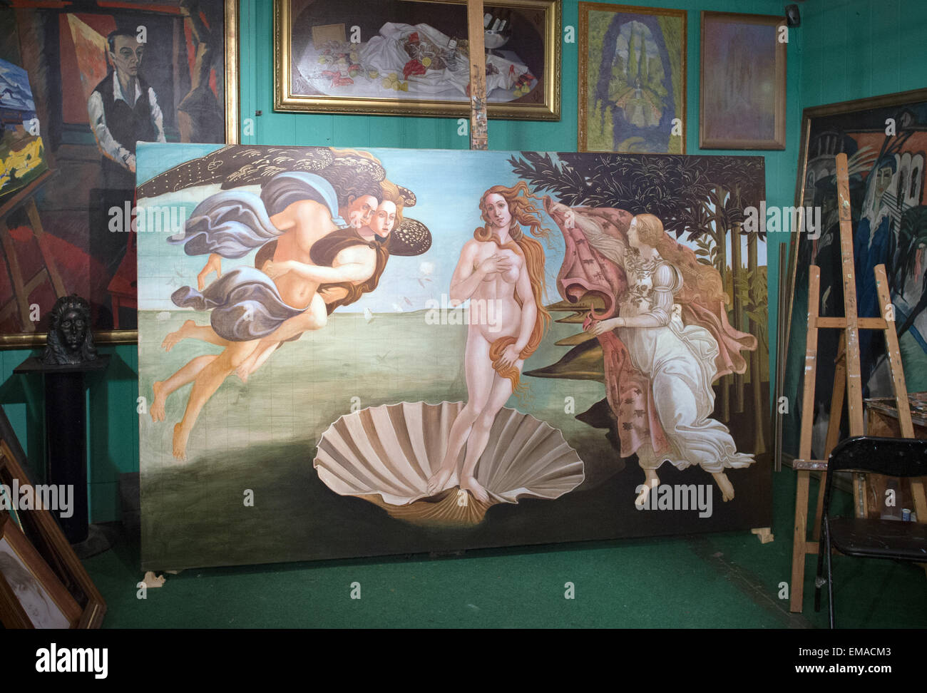 Berlin, Deutschland. 9. April 2015. Die Fälschung des Gemäldes "Die Geburt der Venus" von Sandro Botticeli wird im Berliner Kunstsalon der Gebrüder Posin in Berlin, Deutschland, 9. April 2015 vorgestellt. Foto: PATRICK PLEUL/Dpa/Alamy Live News Stockfoto