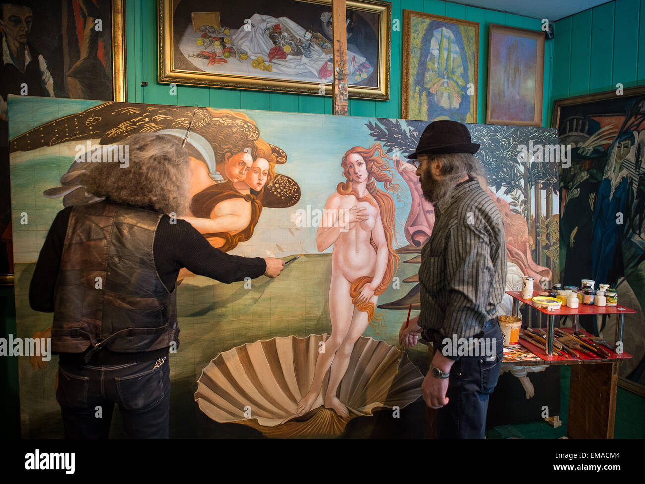 Berlin, Deutschland. 9. April 2015. Eugen (L) und Michael Posin, zwei von den drei Brüdern Posin, arbeiten an der Fälschung des Gemäldes "Die Geburt der Venus" von Sandro Botticeli in ihrer Berliner Kunstsalon in Berlin, Deutschland, 9. April 2015. Foto: PATRICK PLEUL/Dpa/Alamy Live News Stockfoto