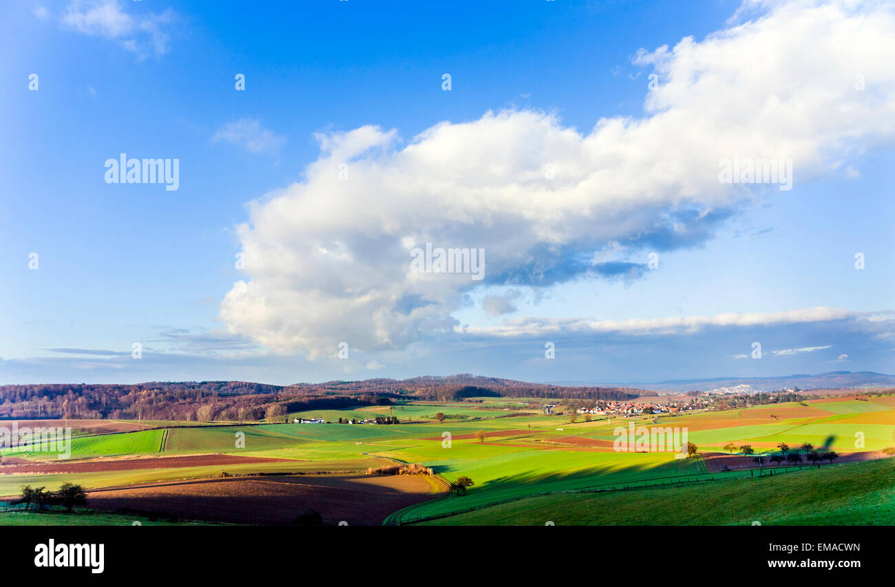 Landschaft mit Feldern und blauen Himmel bei Ronneburg, Hessen Stockfoto