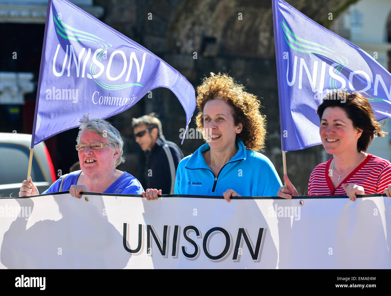 Londonderry, Nordirland. 18. April 2015. Demonstranten auf einen Menschen vor Profit Alliance (PBPA) Rallye gegensätzlichen sozioökonomische Aspekte des Stormont Executive House-Abkommens, die Arbeitsplatzverluste, beinhaltet den Abbau des öffentlichen Sektors und Privatisierung. Bildnachweis: George Sweeney/Alamy Live-Nachrichten Stockfoto